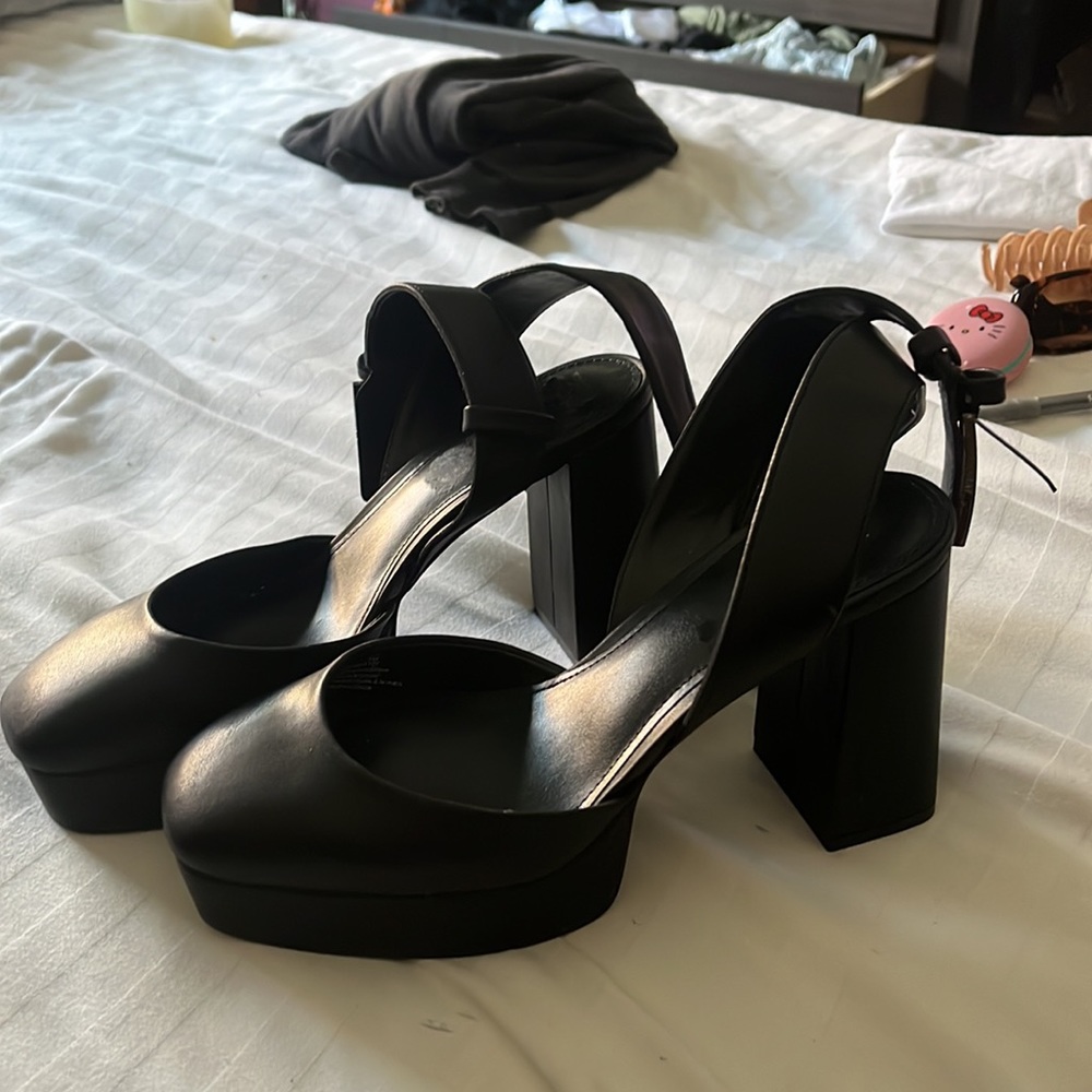 DKNY Pumps size 7.5 Brand New never worn out just tried on for the pics